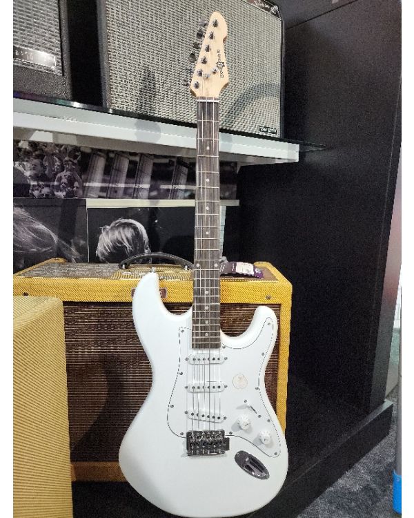 Gear4Music White Stratocaster (054006)