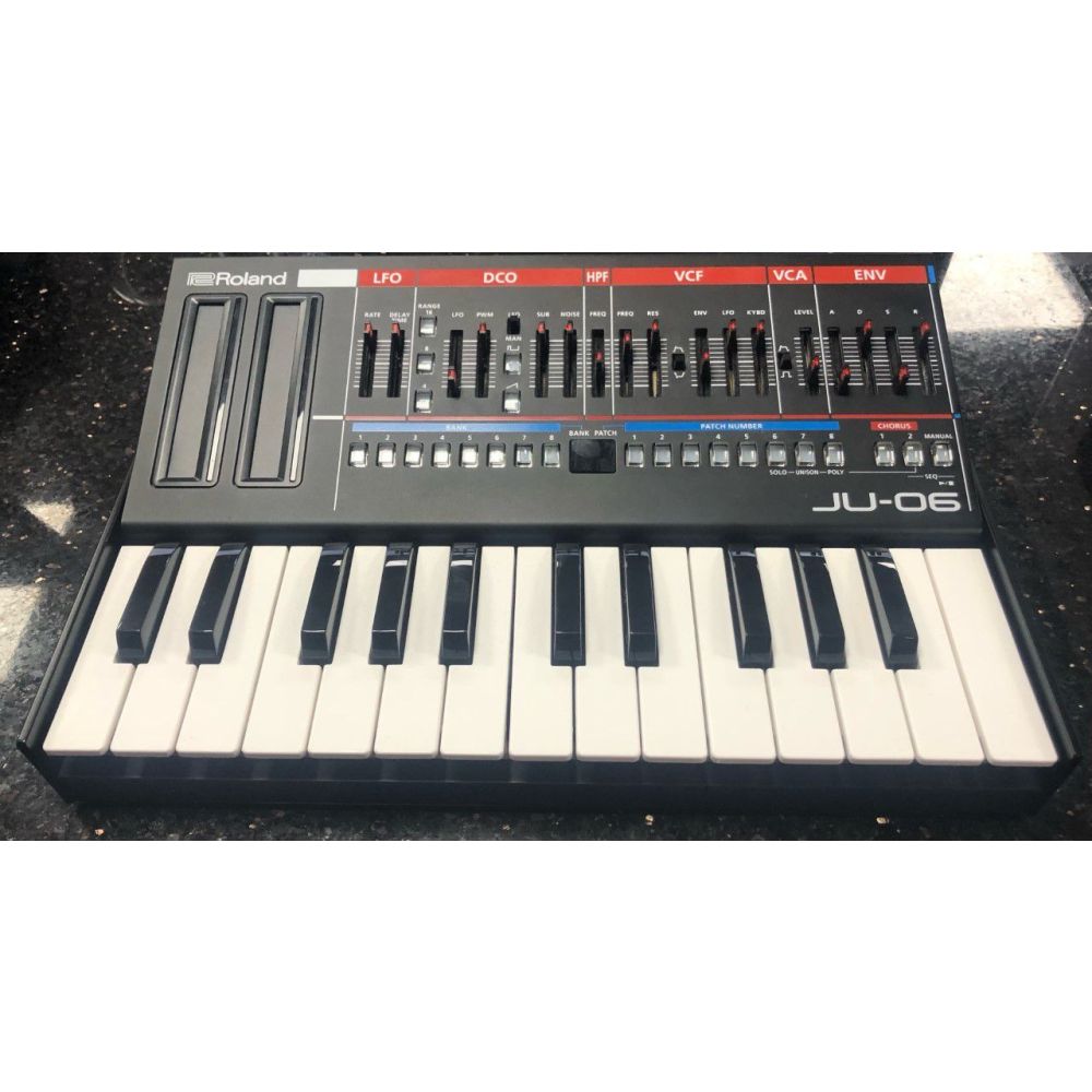 Pre-Owned Roland Boutique JU-06 Synthesizer & K-25M Keyboard