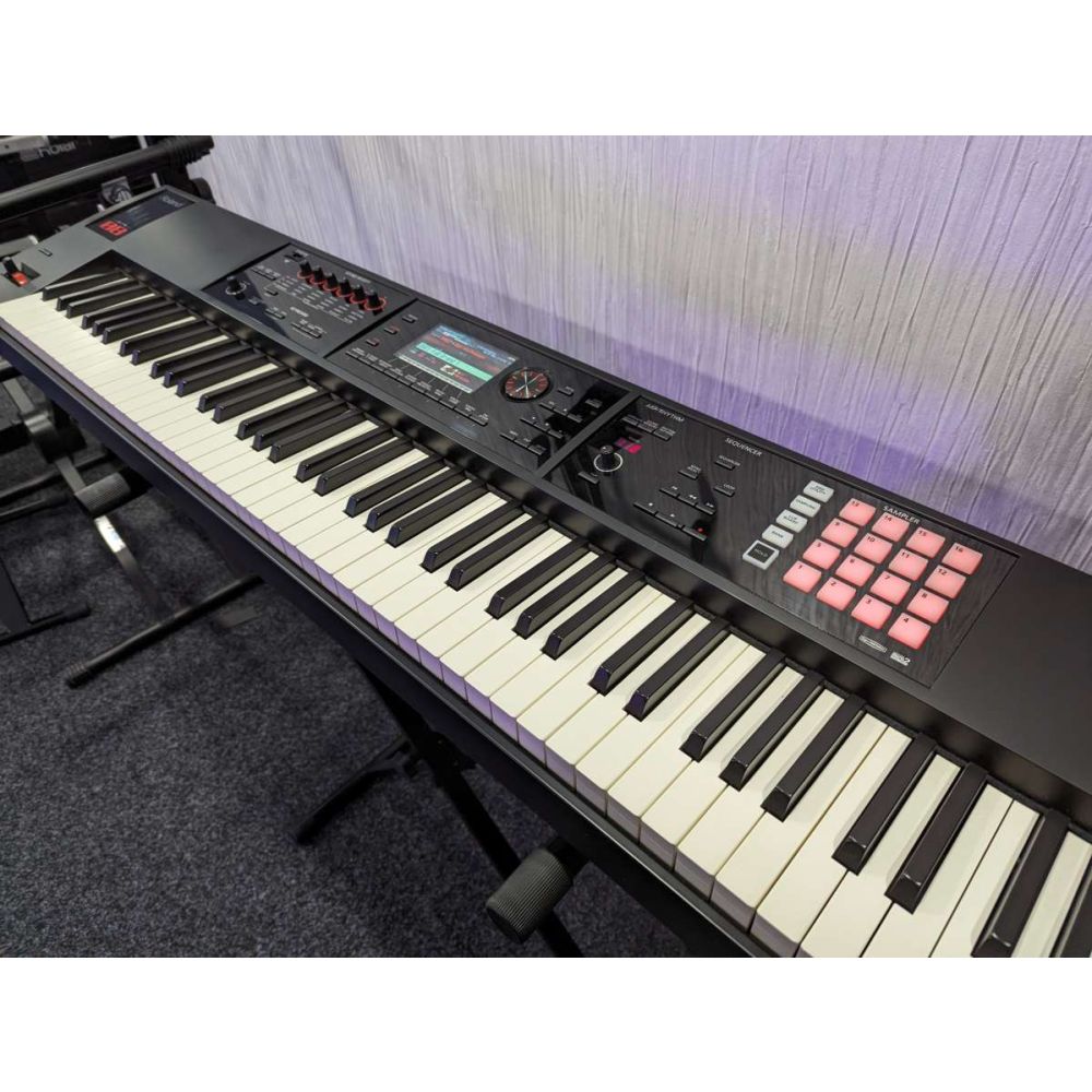 Roland FA08 - 鍵盤楽器