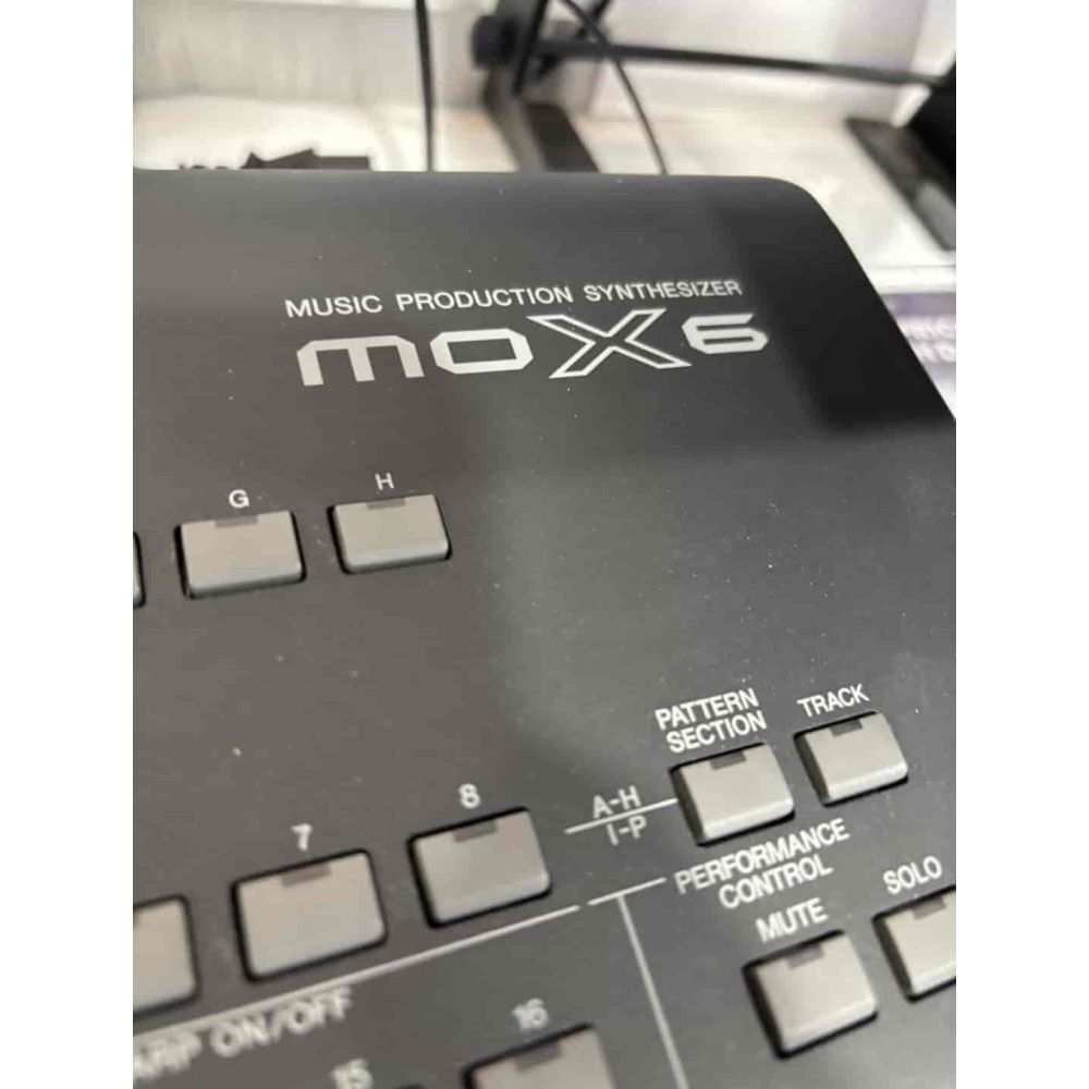 Pre-owned Yamaha Mox 6 61 Key Keyboard (056305) 